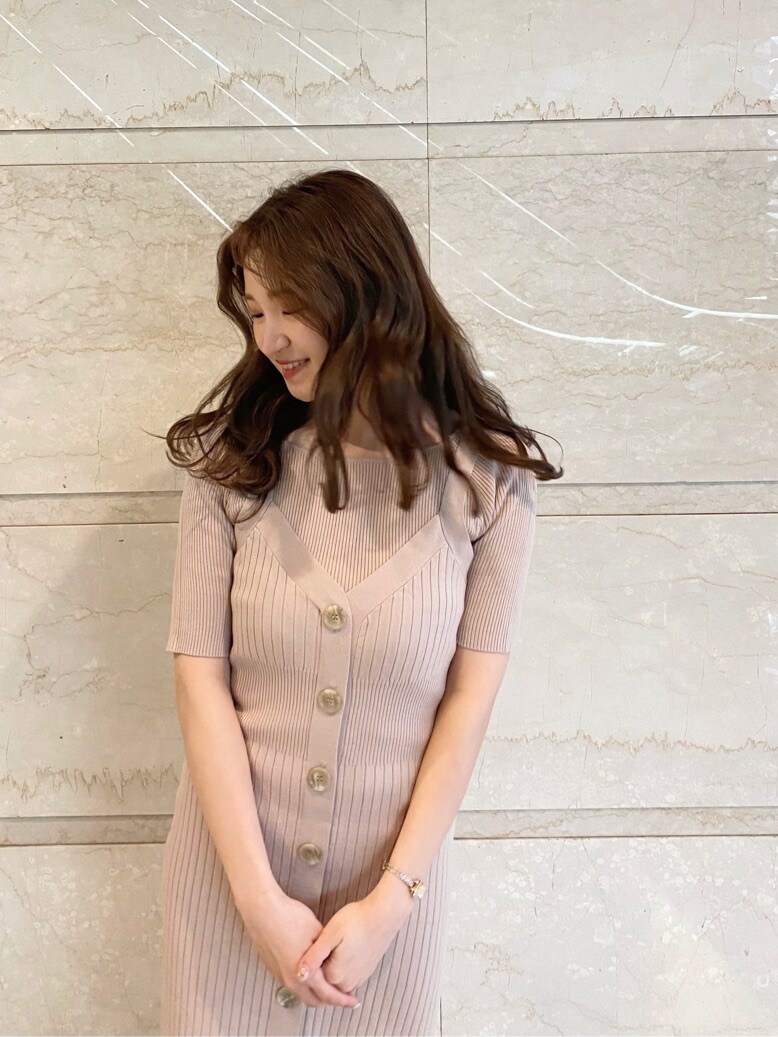 ホワイト系のブーツ、ベージュ系のワンピースを着用したレディースの冬コーディネートの3枚目の写真