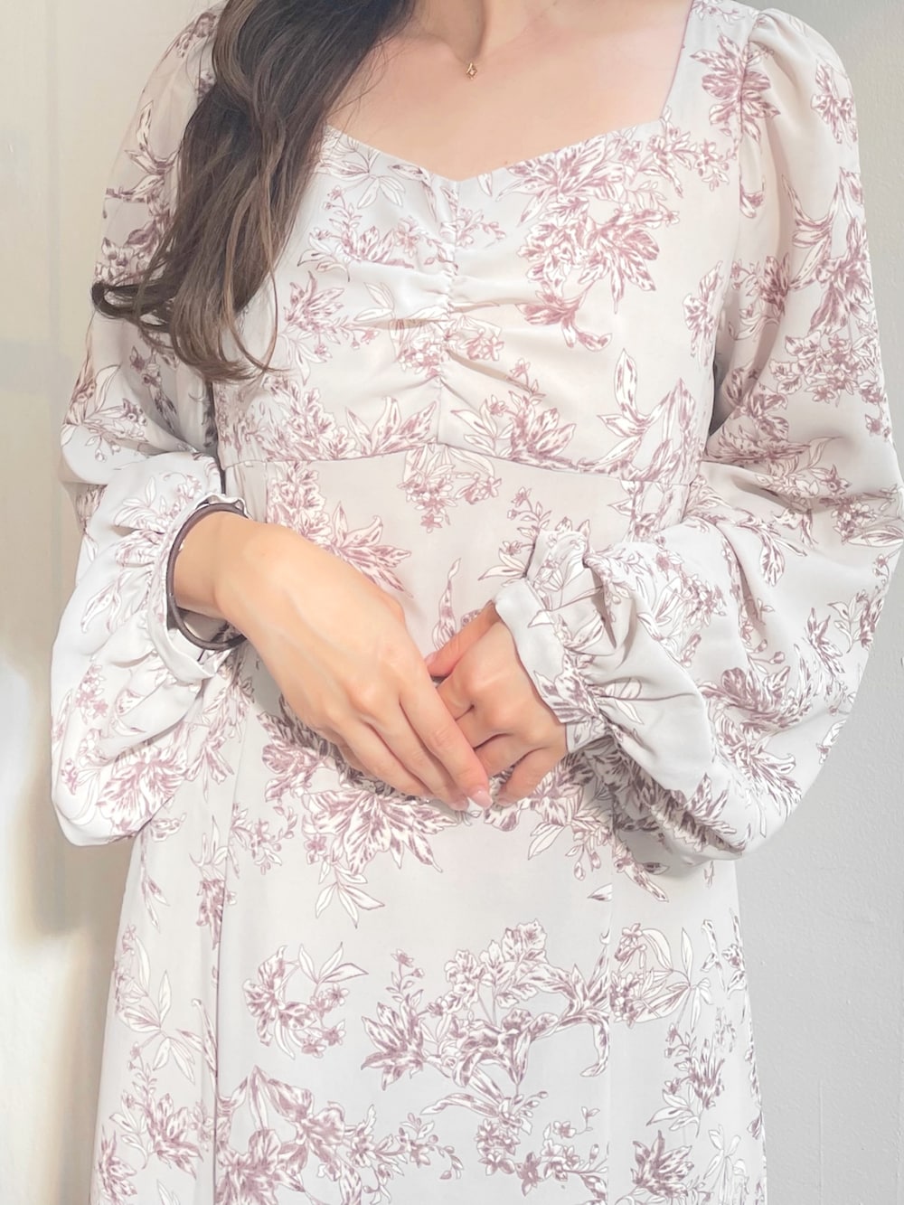 ブラック系のブーツ、ピンク系のワンピースを着用したレディースの秋コーディネートの5枚目の写真