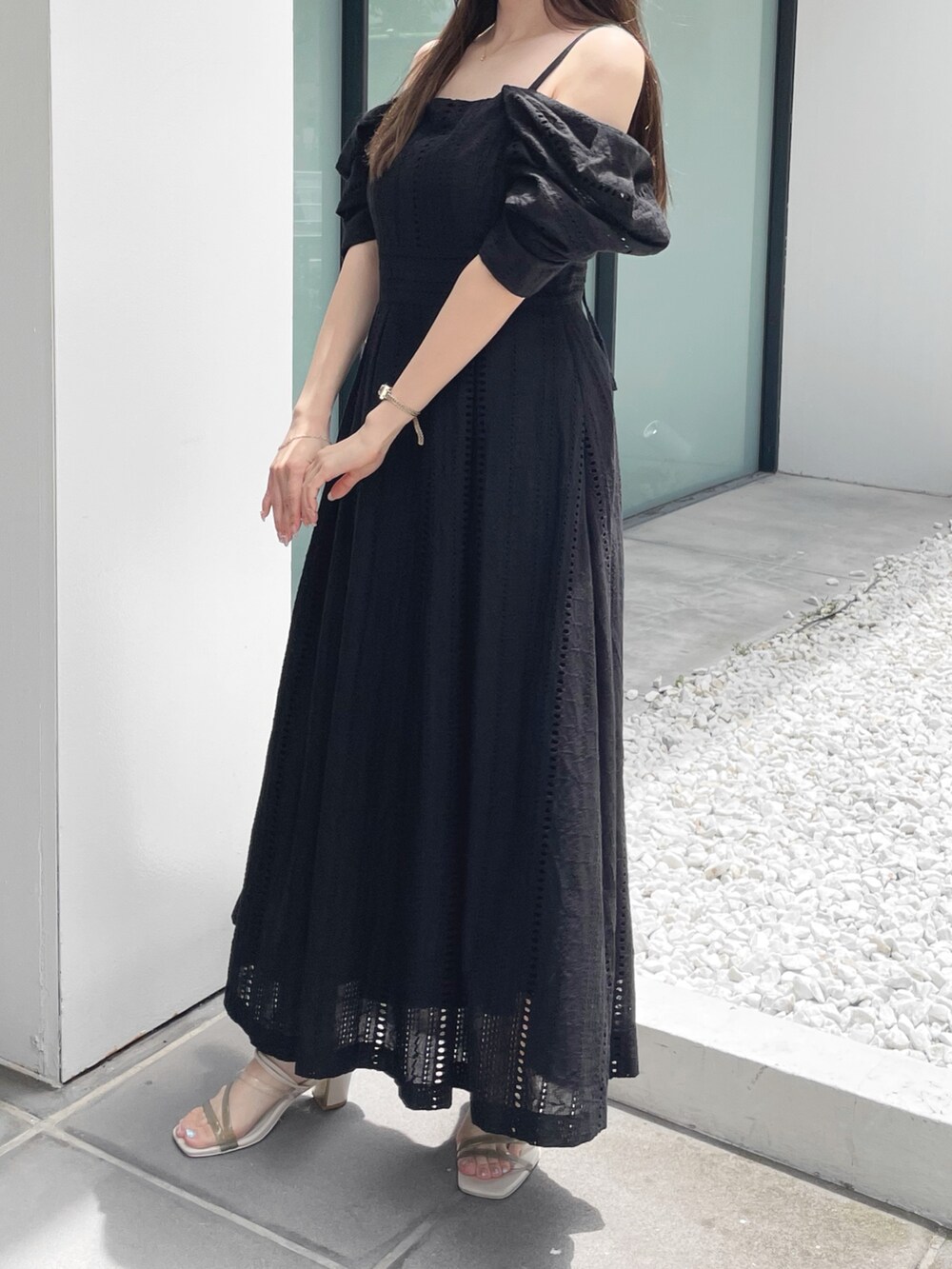 ブラック系のワンピース、ホワイト系のサンダルを着用したレディースの夏コーディネートの3枚目の写真