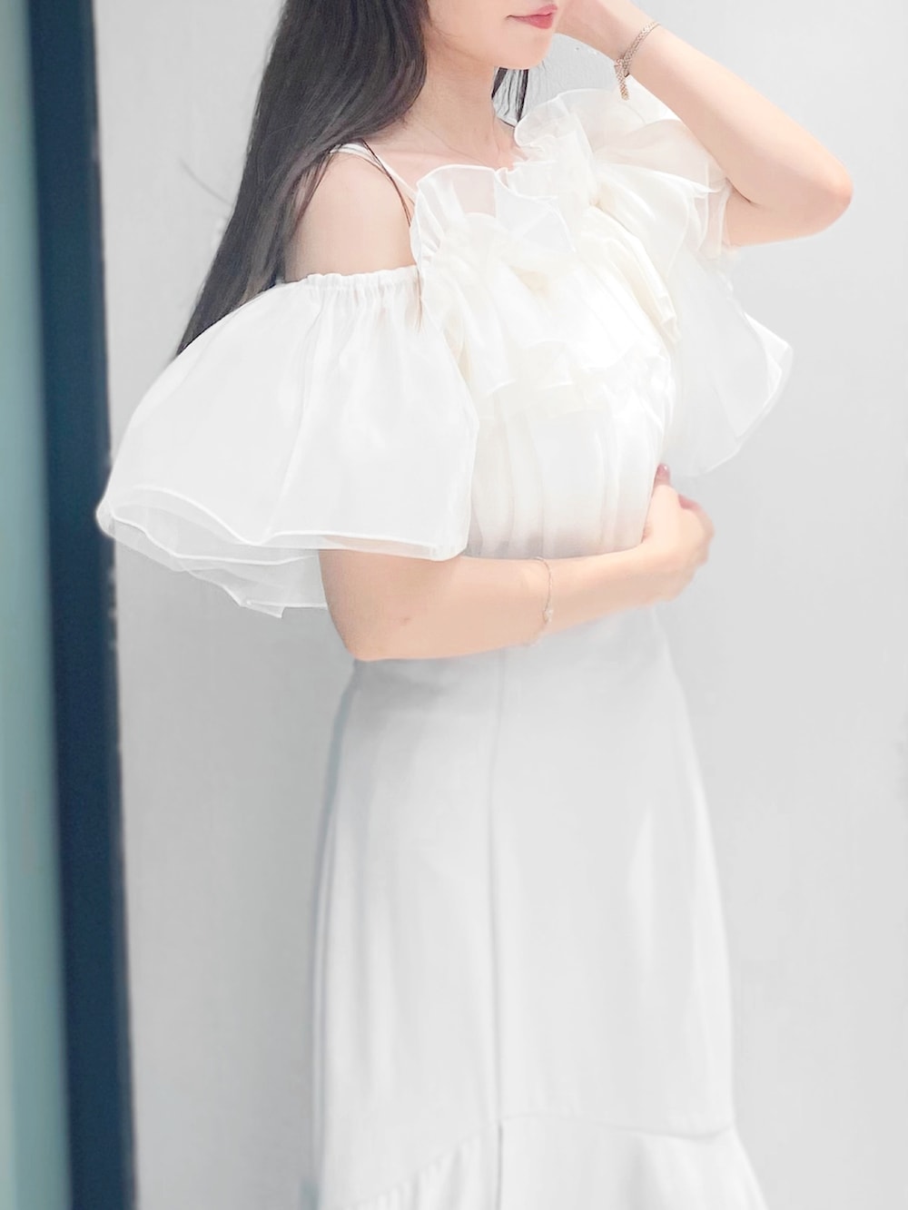 ホワイト系のサンダル、グレー系のスカート、ホワイト系のシャツ/ブラウスを着用したレディースの夏コーディネートの5枚目の写真