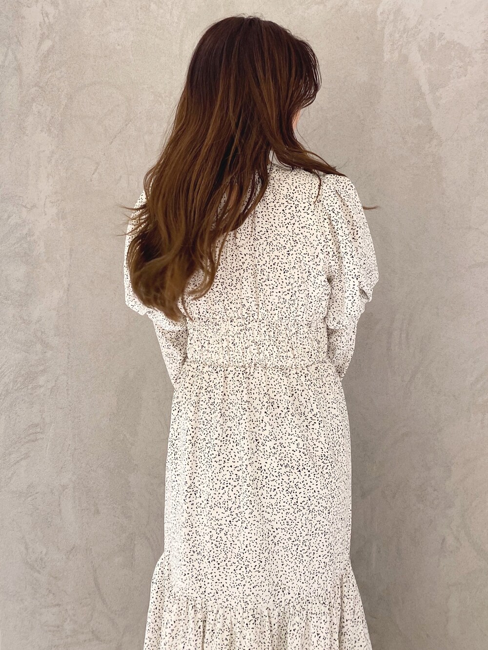 ホワイト系のワンピース、ホワイト系のブーツ、ブラウン系のハンドバッグを着用したレディースの冬コーディネートの9枚目の写真