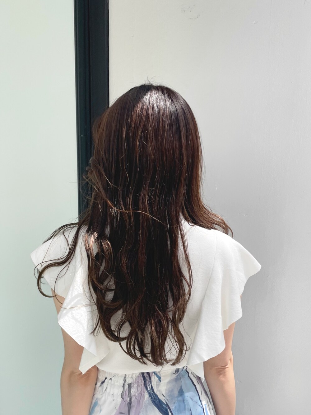 その他のサンダル、ホワイト系のニット/セーター、ホワイト系のハンドバッグを着用したレディースの夏コーディネートの7枚目の写真