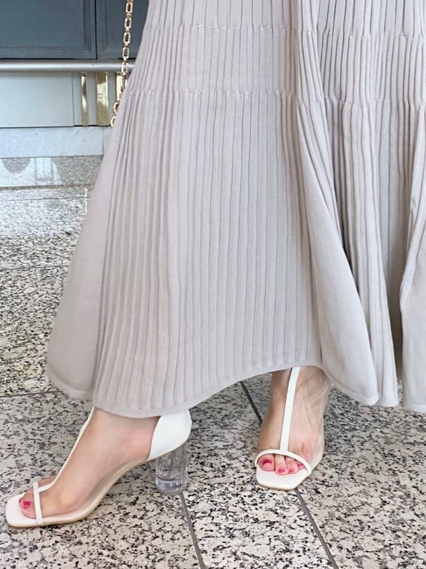 グリーン系のワンピース、ホワイト系のその他シューズ、ブラック系のハンドバッグを着用したレディースの夏コーディネートの5枚目の写真