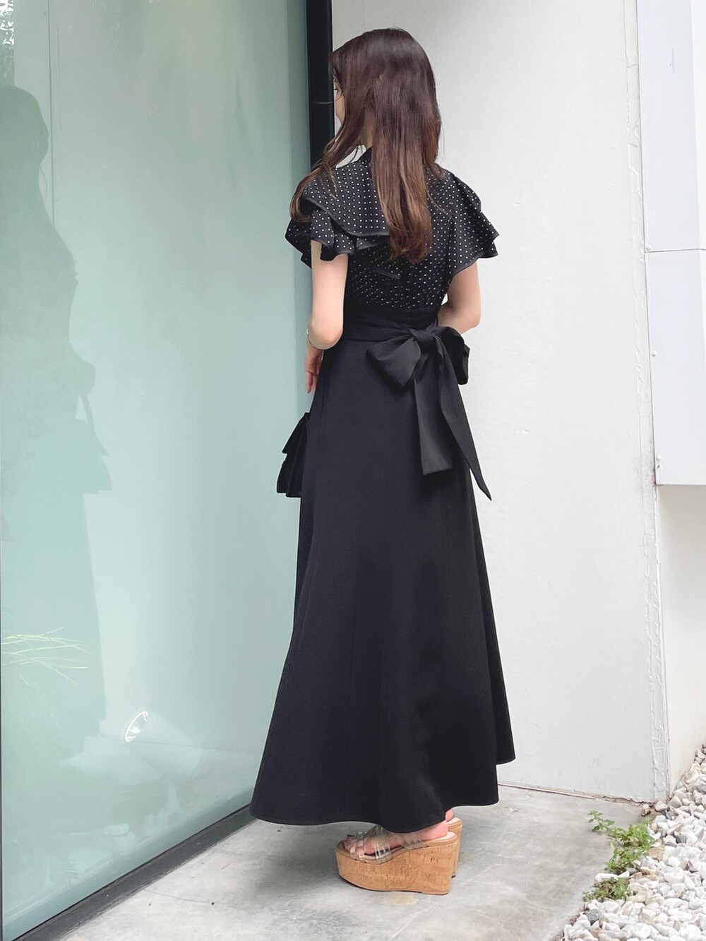 その他のサンダル、ブラック系のショルダーバッグ、ブラック系のワンピースを着用したレディースの夏コーディネートの6枚目の写真