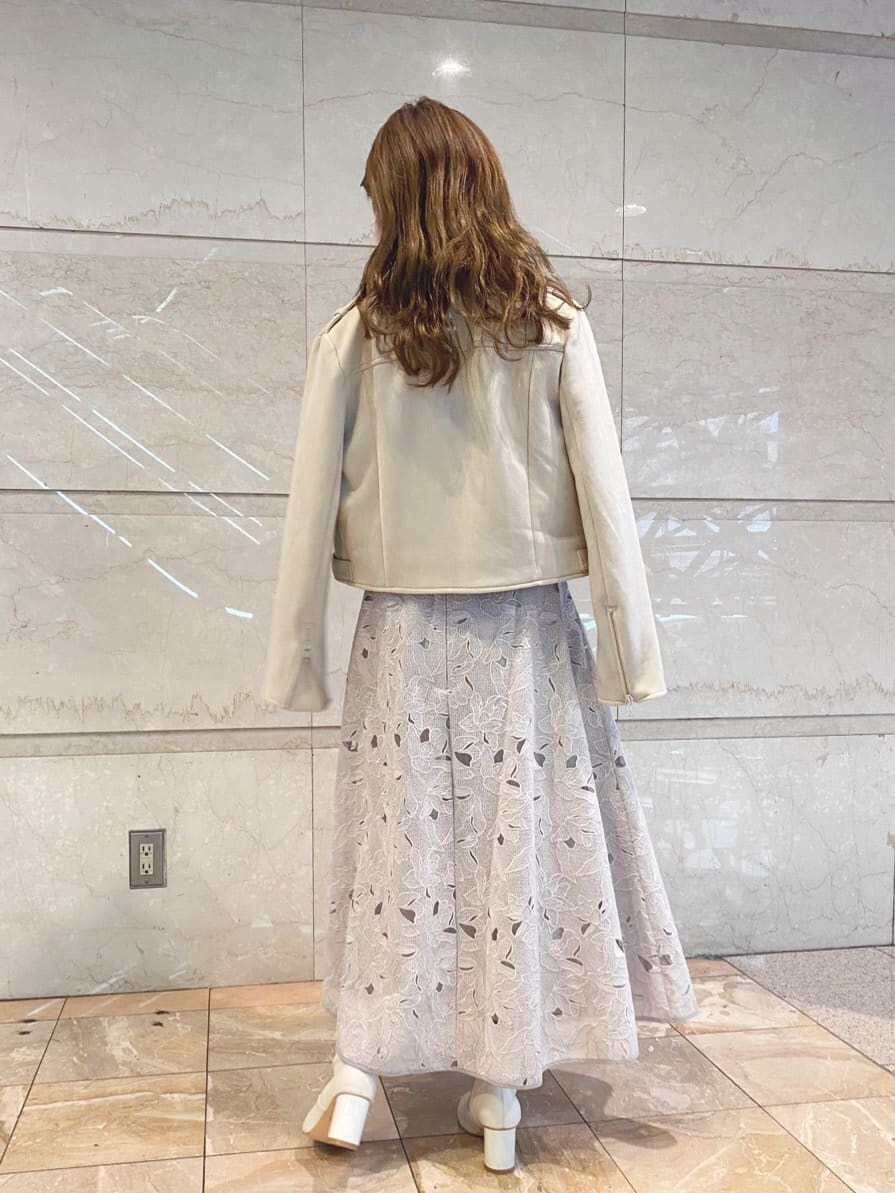 ホワイト系のテーラードジャケットを着用したレディースの夏コーディネートの3枚目の写真