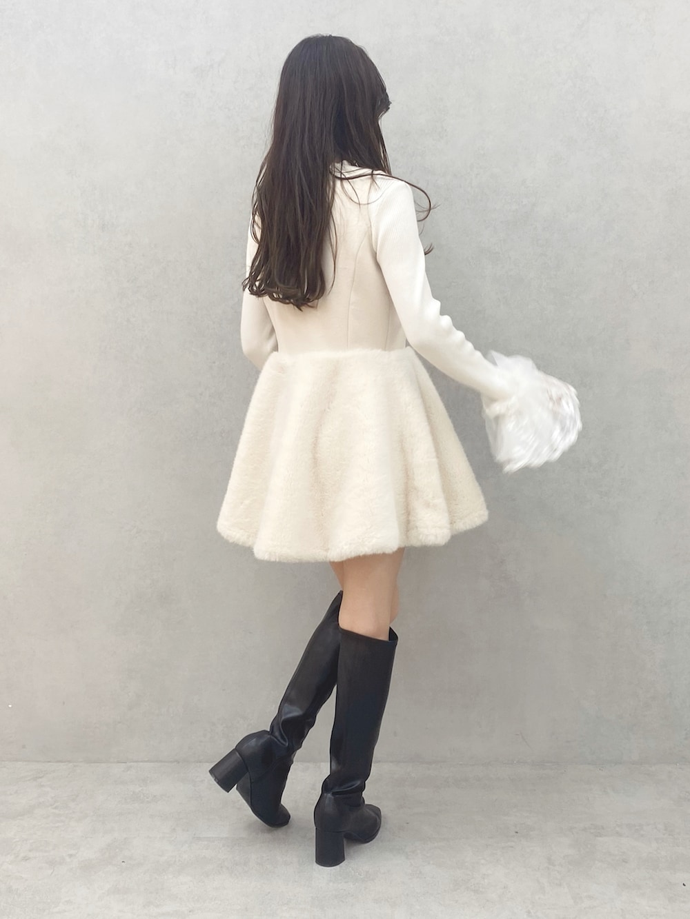 ブラック系のブーツ、ホワイト系のワンピース、ホワイト系のニット/セーターを着用したレディースの秋コーディネートの7枚目の写真