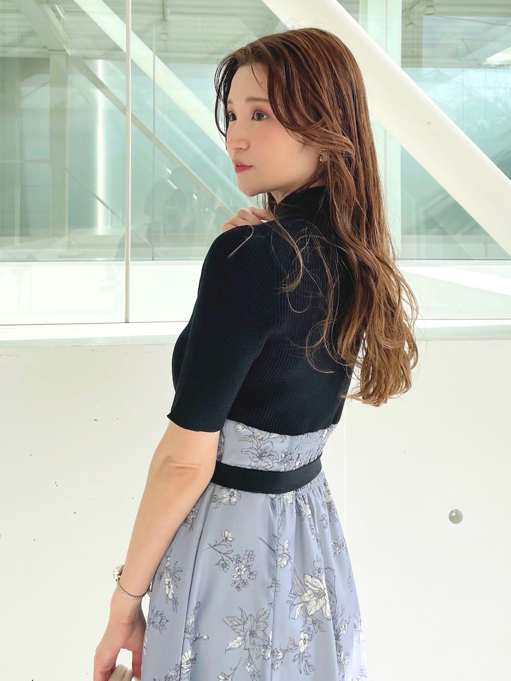 ホワイト系のサンダル、ホワイト系のハンドバッグ、グレー系のワンピースを着用したレディースの冬コーディネートの4枚目の写真