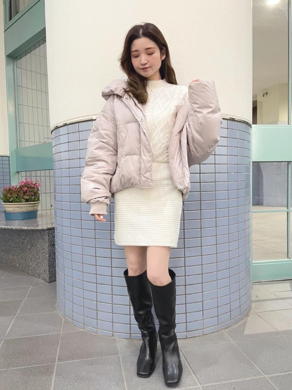 ホワイト系のワンピース、ブラック系のブーツを着用したレディースの秋コーディネートの2枚目の写真