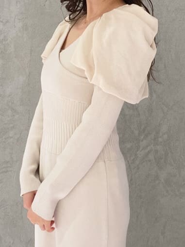 ブラック系のブーツ、ブラウン系のハンドバッグ、ホワイト系のワンピースを着用したレディースの秋コーディネートの6枚目の写真