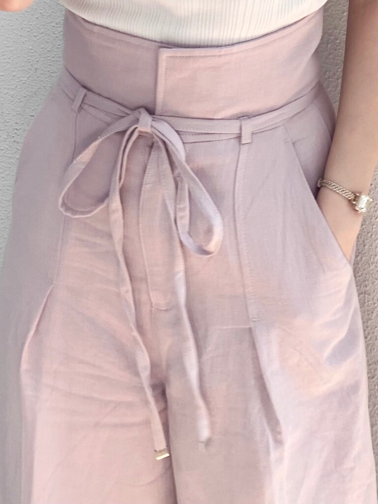 ホワイト系のサンダル、ピンク系のその他パンツ、ホワイト系のニット/セーターを着用したレディースの春コーディネートの4枚目の写真