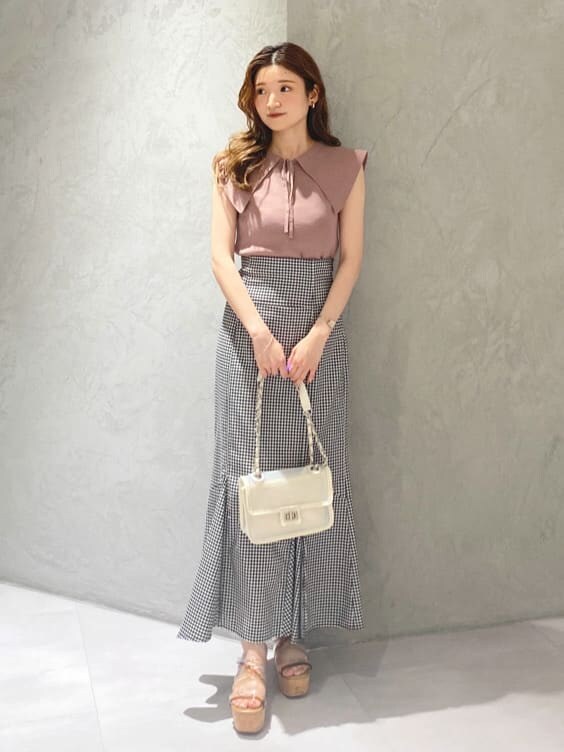 ベージュ系のサンダル、ホワイト系のショルダーバッグ、ブラウン系のニット/セーターを着用したレディースの夏コーディネートの2枚目の写真