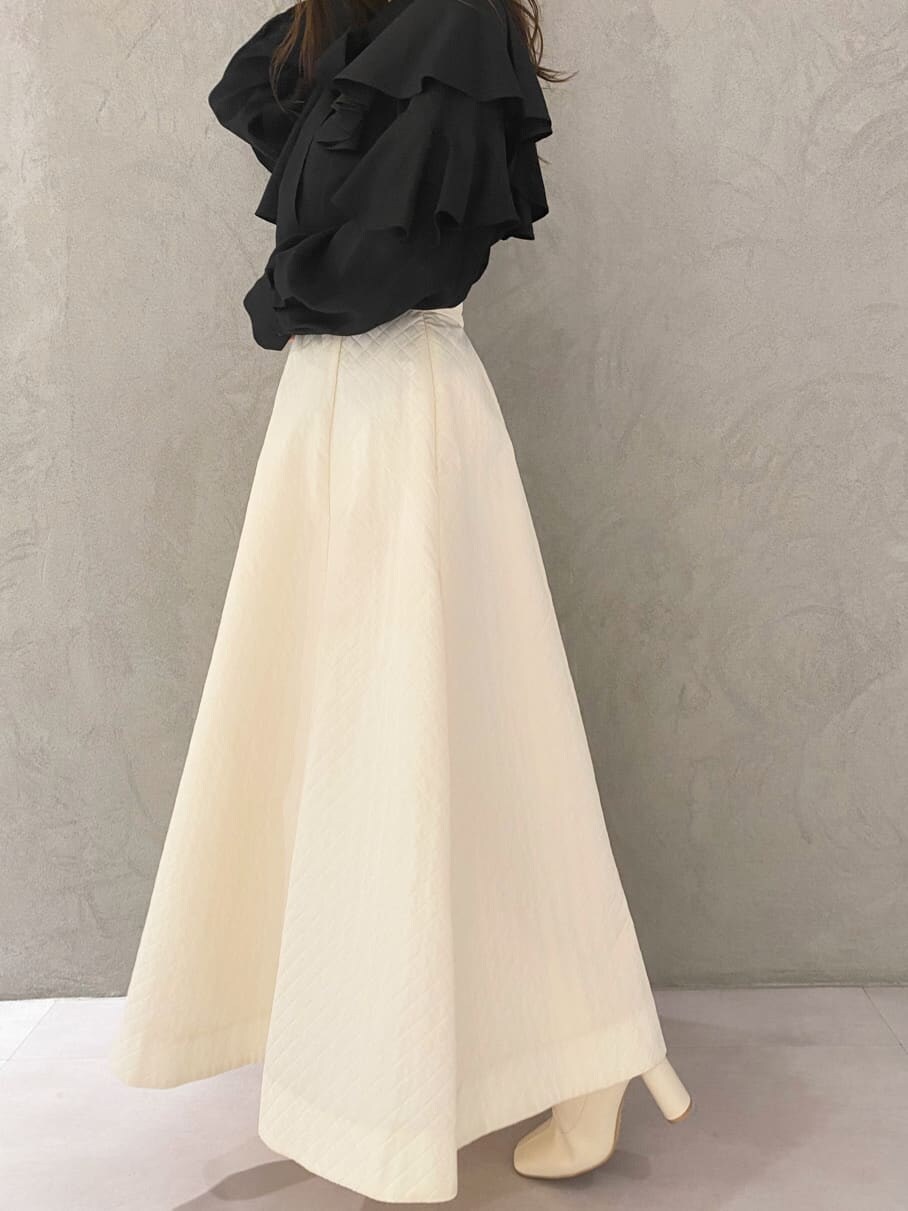 ホワイト系のブーツ、ブラック系のシャツ/ブラウス、ホワイト系のスカートを着用したレディースの夏コーディネートの7枚目の写真