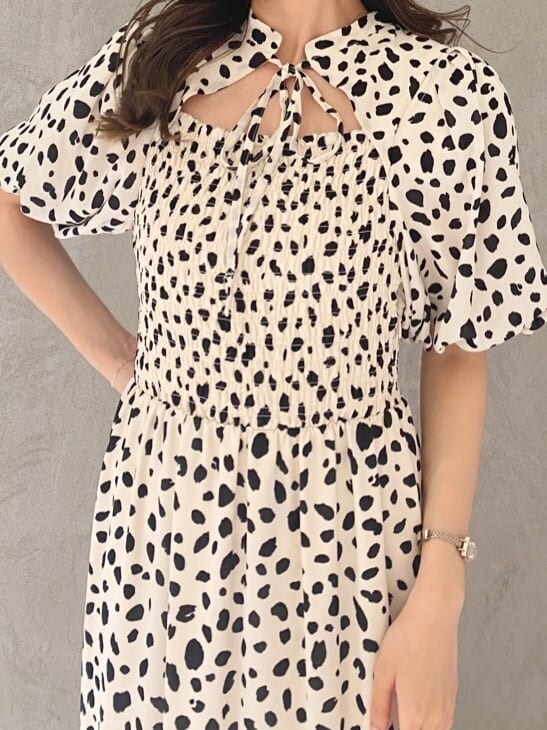 ブラック系のサンダル、ホワイト系のワンピース、ブラック系のサンダルを着用したレディースの夏コーディネートの5枚目の写真