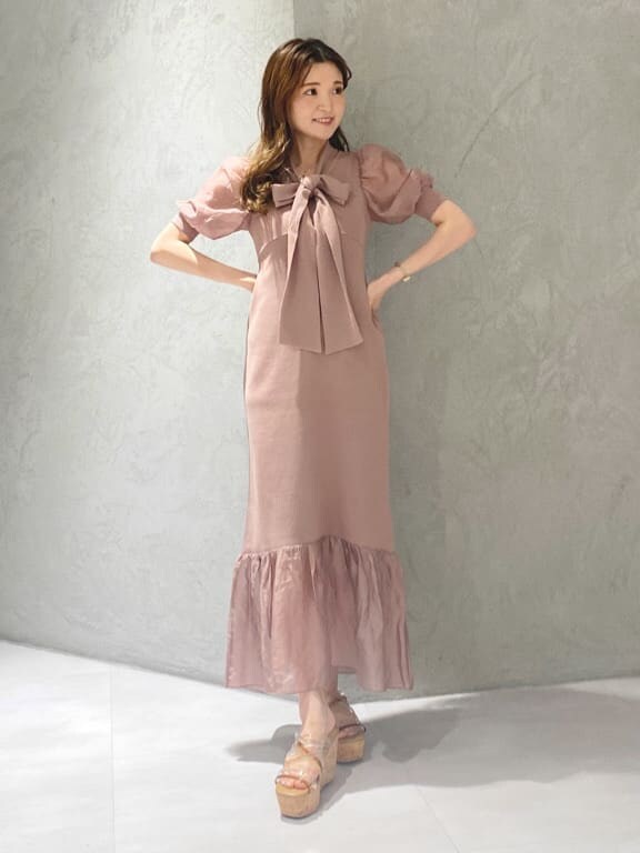 ベージュ系のサンダル、ピンク系のワンピースを着用したレディースの夏コーディネートの2枚目の写真