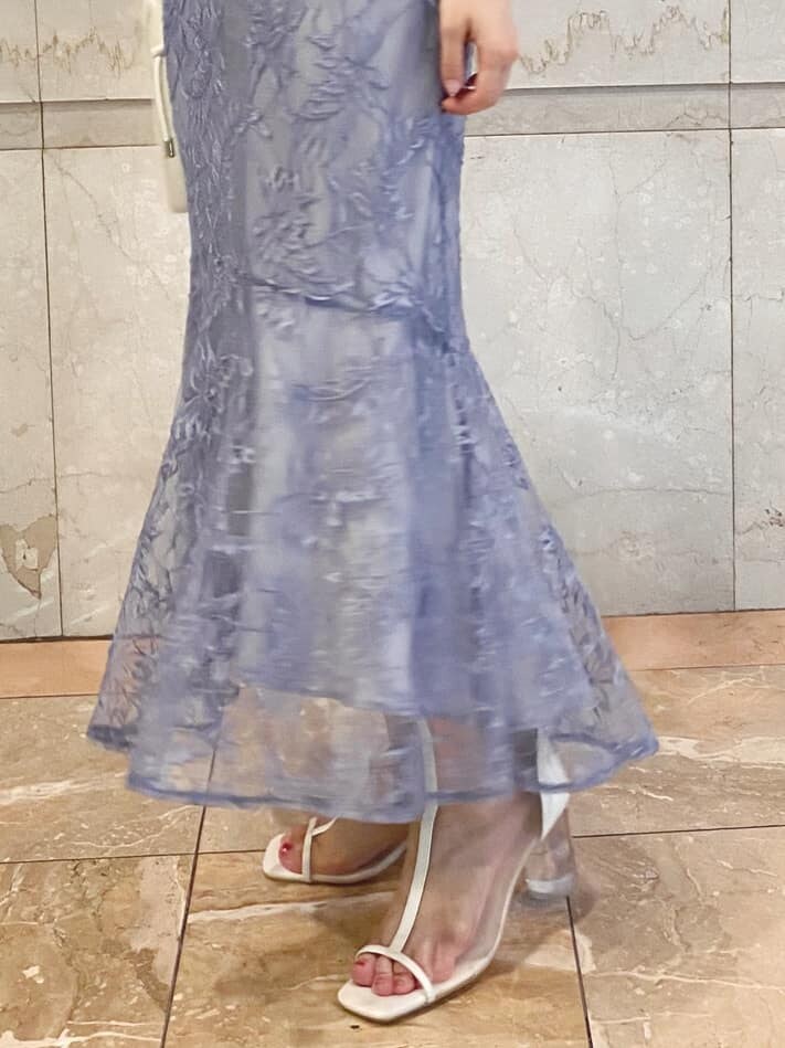 ブルー系のスカート、ホワイト系のその他シューズ、ベージュ系のショルダーバッグを着用したレディースの夏コーディネートの6枚目の写真