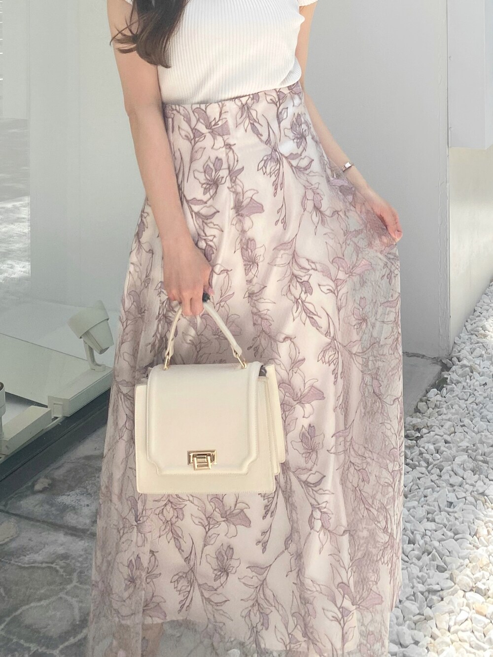 その他のサンダル、ホワイト系のハンドバッグ、ピンク系のスカートを着用したレディースの夏コーディネートの4枚目の写真