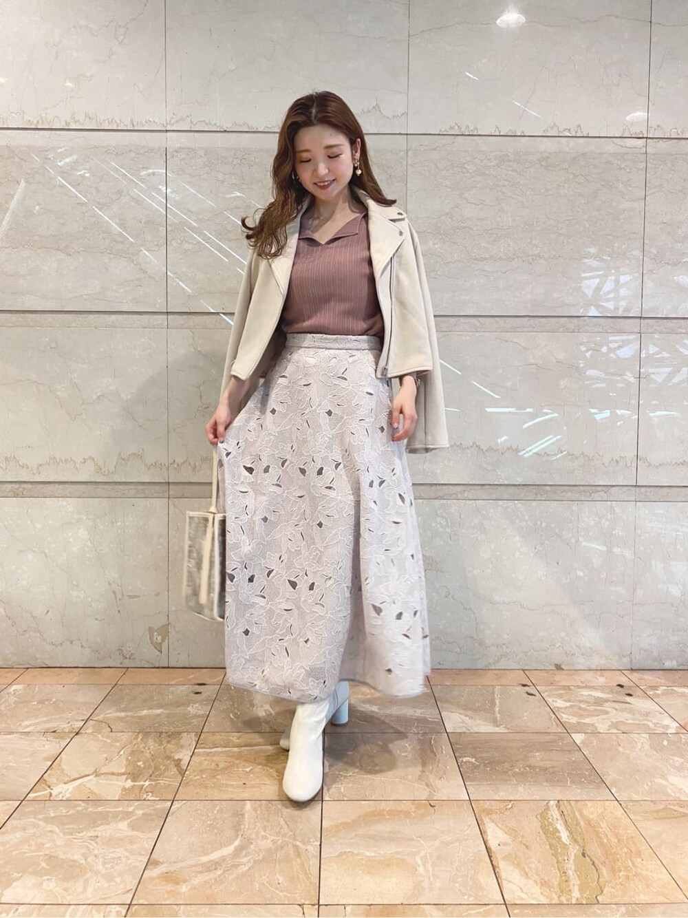 ホワイト系のテーラードジャケットを着用したレディースの夏コーディネートの5枚目の写真