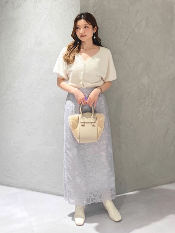 ホワイト系のカーディガン/ボレロ、ホワイト系のブーツ、グレー系のスカートを着用したレディースの夏コーディネートの3枚目の写真