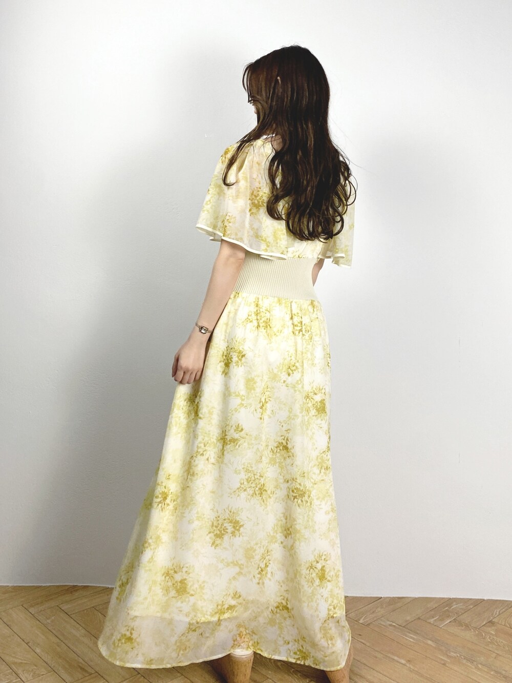 ホワイト系のハンドバッグ、その他のサンダル、イエロー系のワンピースを着用したレディースの夏コーディネートの3枚目の写真