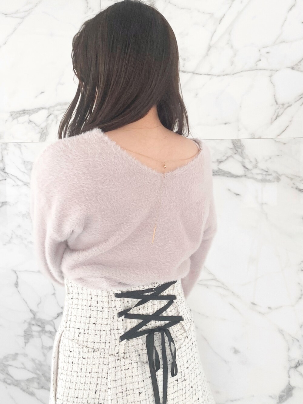 ホワイト系のブーツ、ホワイト系のハンドバッグ、ホワイト系のスカートを着用したレディースの秋コーディネートの6枚目の写真