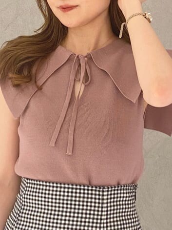 ベージュ系のサンダル、ホワイト系のショルダーバッグ、ブラウン系のニット/セーターを着用したレディースの夏コーディネートの5枚目の写真