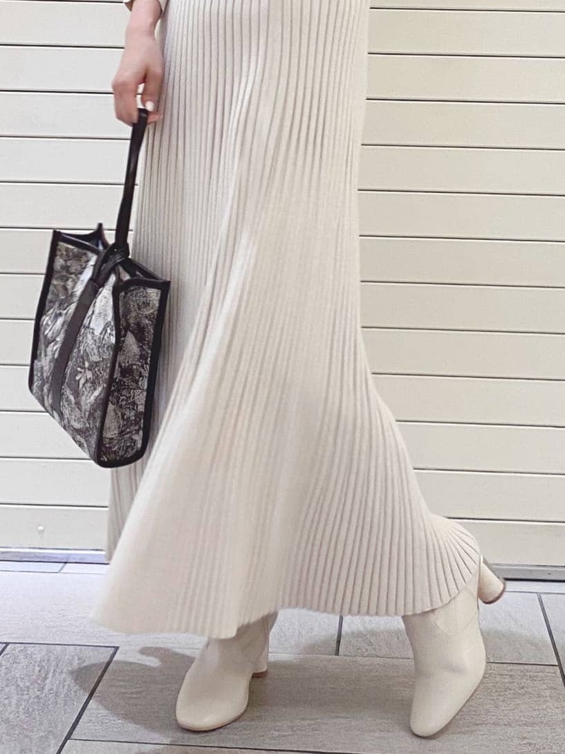 ブラウン系のハンドバッグ、ホワイト系のワンピースを着用したレディースの秋コーディネートの7枚目の写真