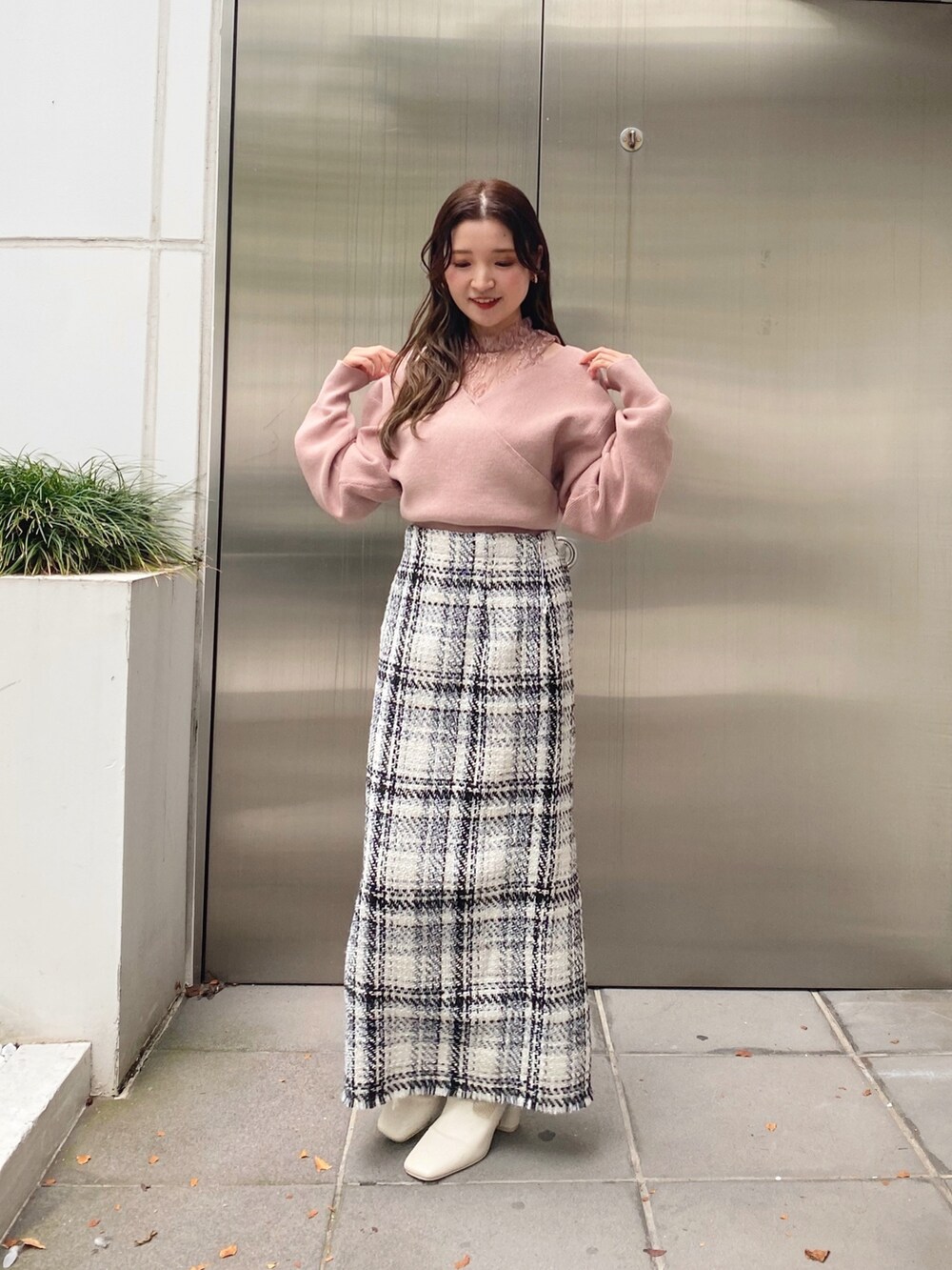 ホワイト系のスカート、ピンク系のニット/セーター、ホワイト系のブーツを着用したレディースの秋コーディネートの6枚目の写真