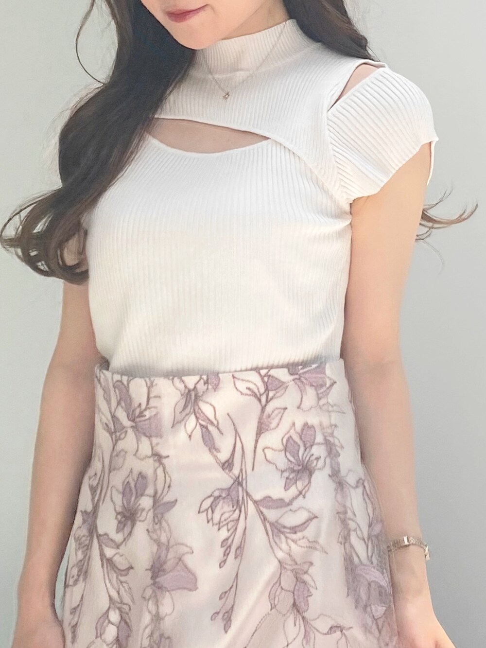 その他のサンダル、ホワイト系のハンドバッグ、ピンク系のスカートを着用したレディースの夏コーディネートの6枚目の写真