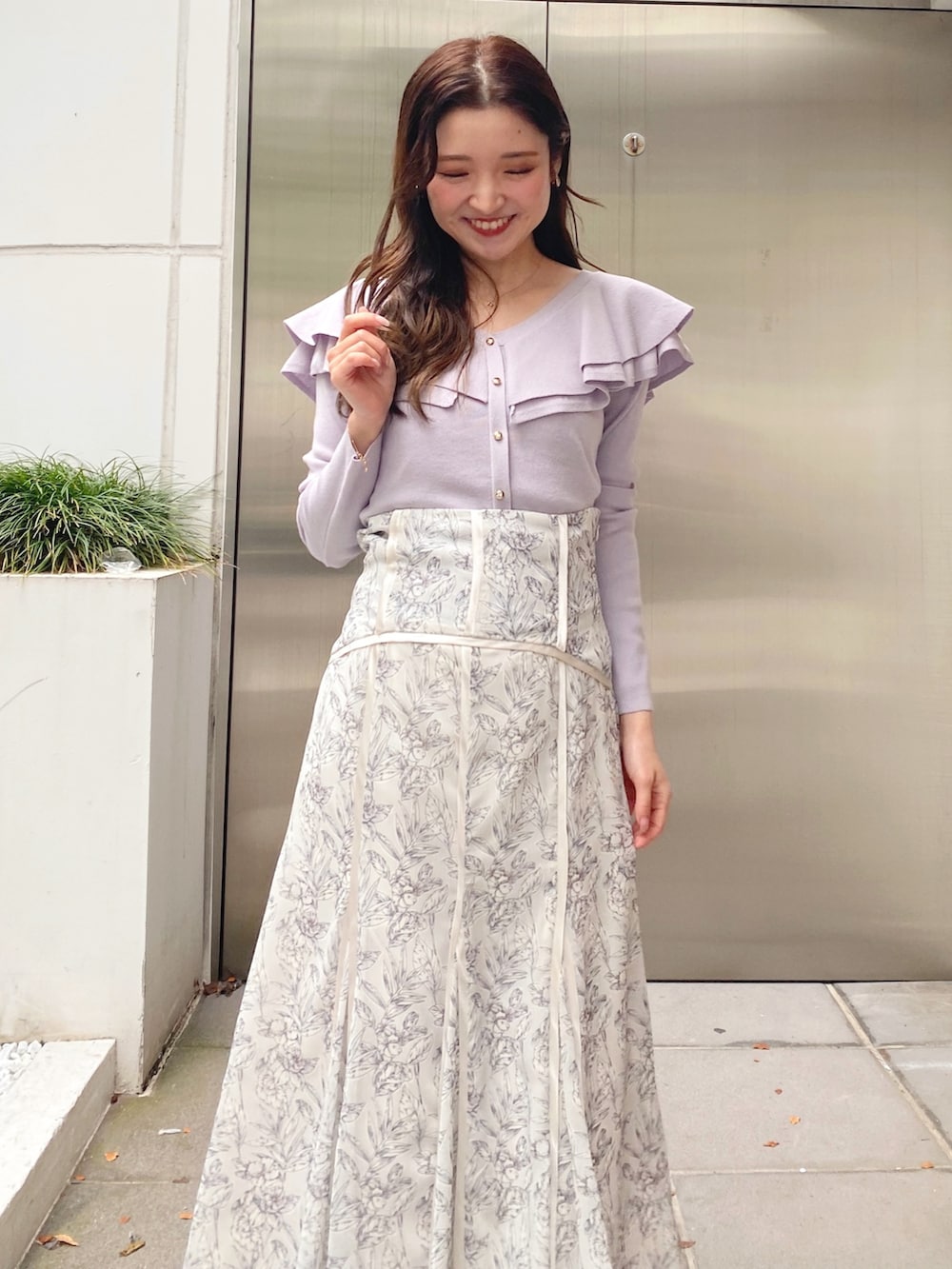 ホワイト系のブーツ、パープル系のニット/セーター、ホワイト系のスカートを着用したレディースの秋コーディネートの4枚目の写真