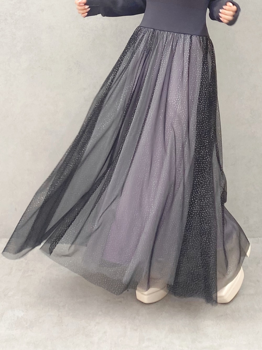 ホワイト系のブーツ、グレー系のワンピースを着用したレディースの秋コーディネートの4枚目の写真