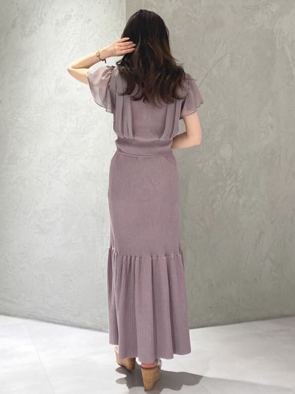 その他のサンダル、ピンク系のワンピースを着用したレディースの春コーディネートの5枚目の写真