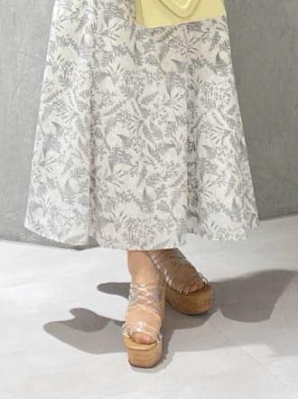 その他のサンダル、ホワイト系のワンピースを着用したレディースの春コーディネートの9枚目の写真