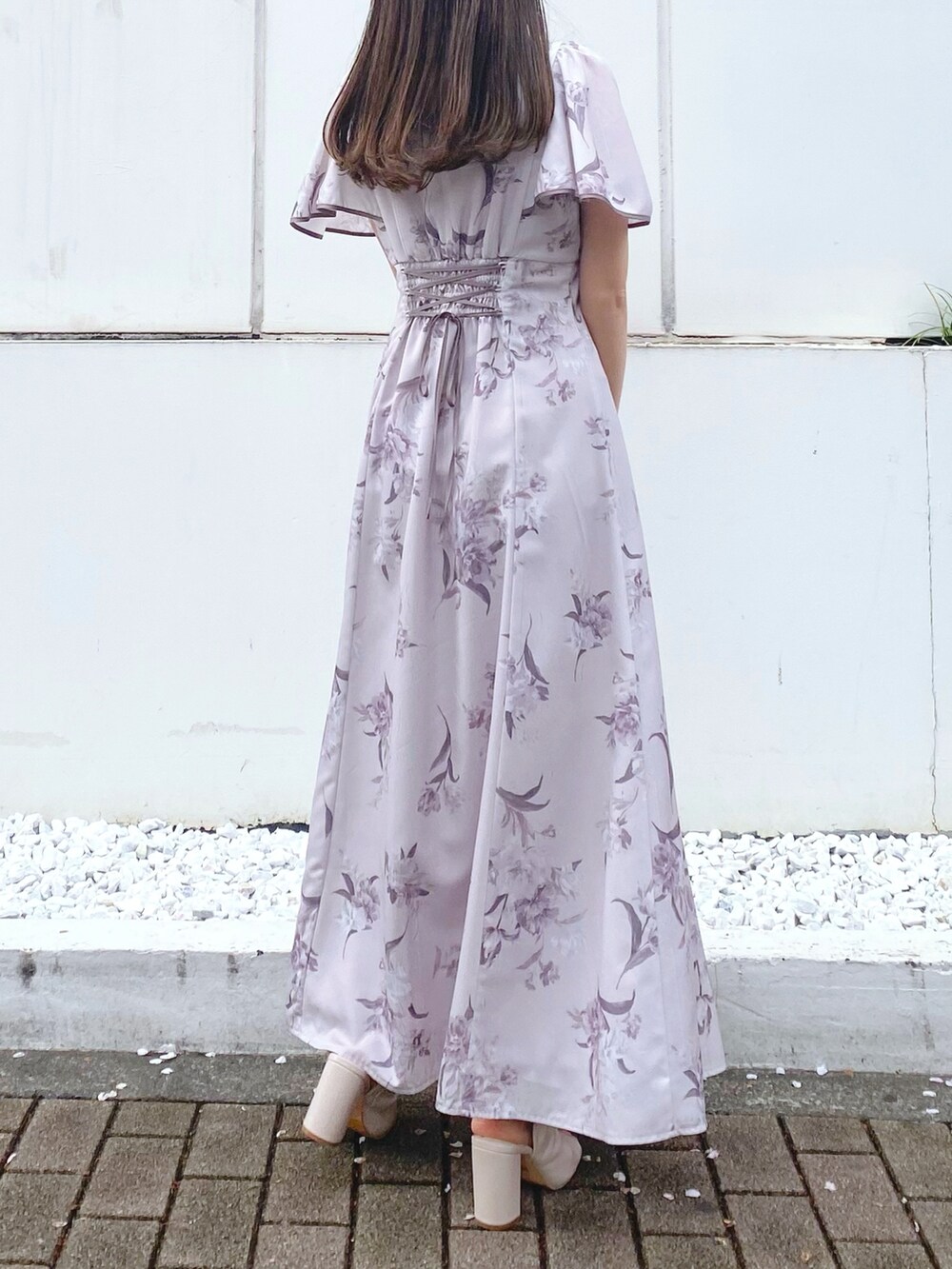 ピンク系のワンピース、ホワイト系のブーツを着用したレディースの夏コーディネートの6枚目の写真