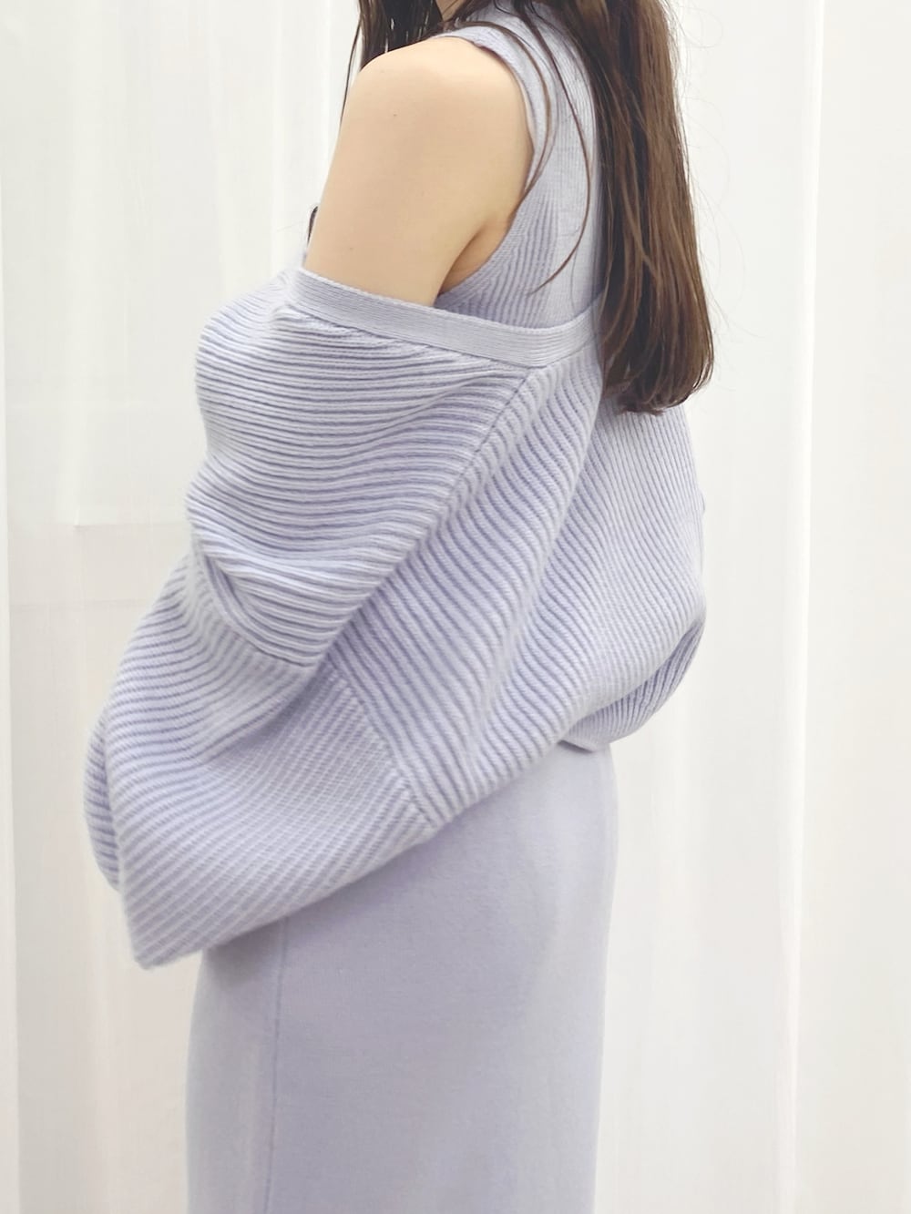 ホワイト系のブーツ、ブルー系のワンピースを着用したレディースの秋コーディネートの5枚目の写真