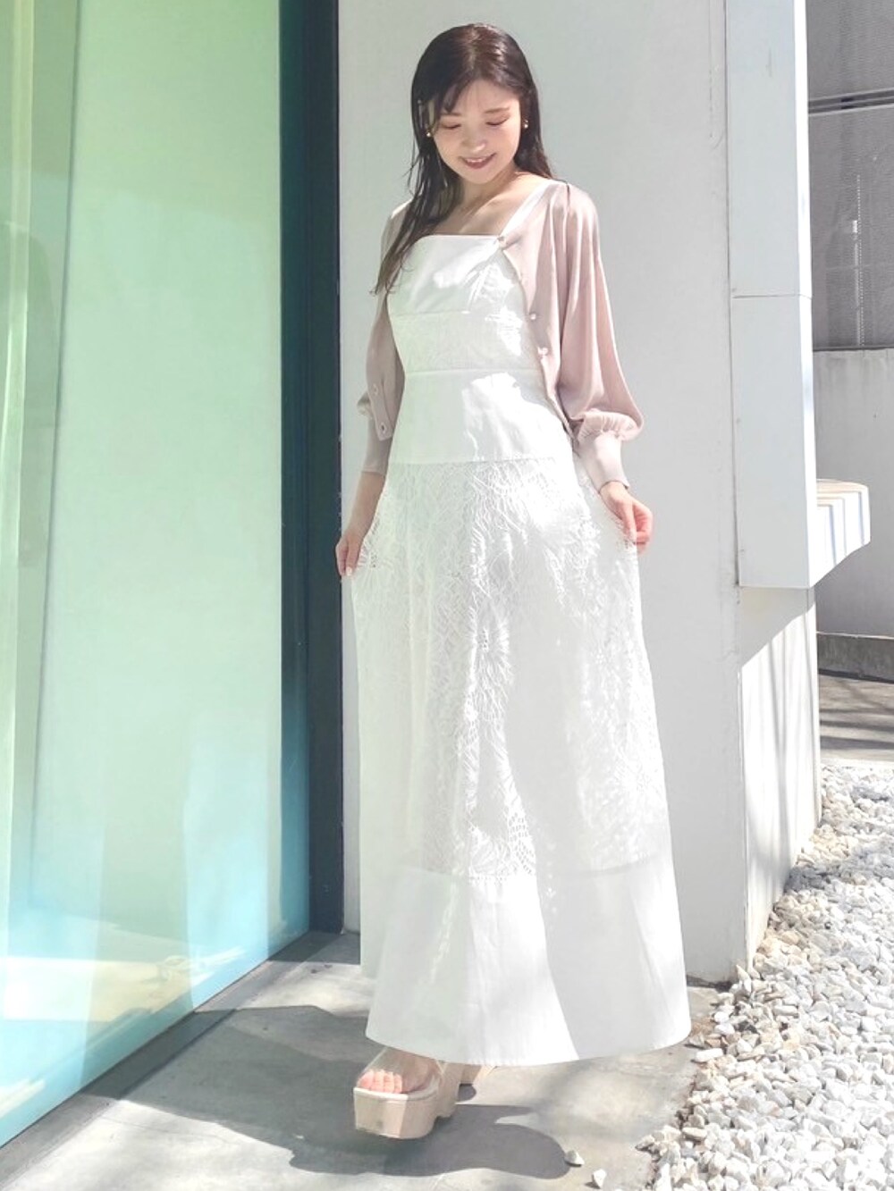 その他のサンダル、ホワイト系のワンピース、ベージュ系のカーディガン/ボレロを着用したレディースの夏コーディネートの2枚目の写真