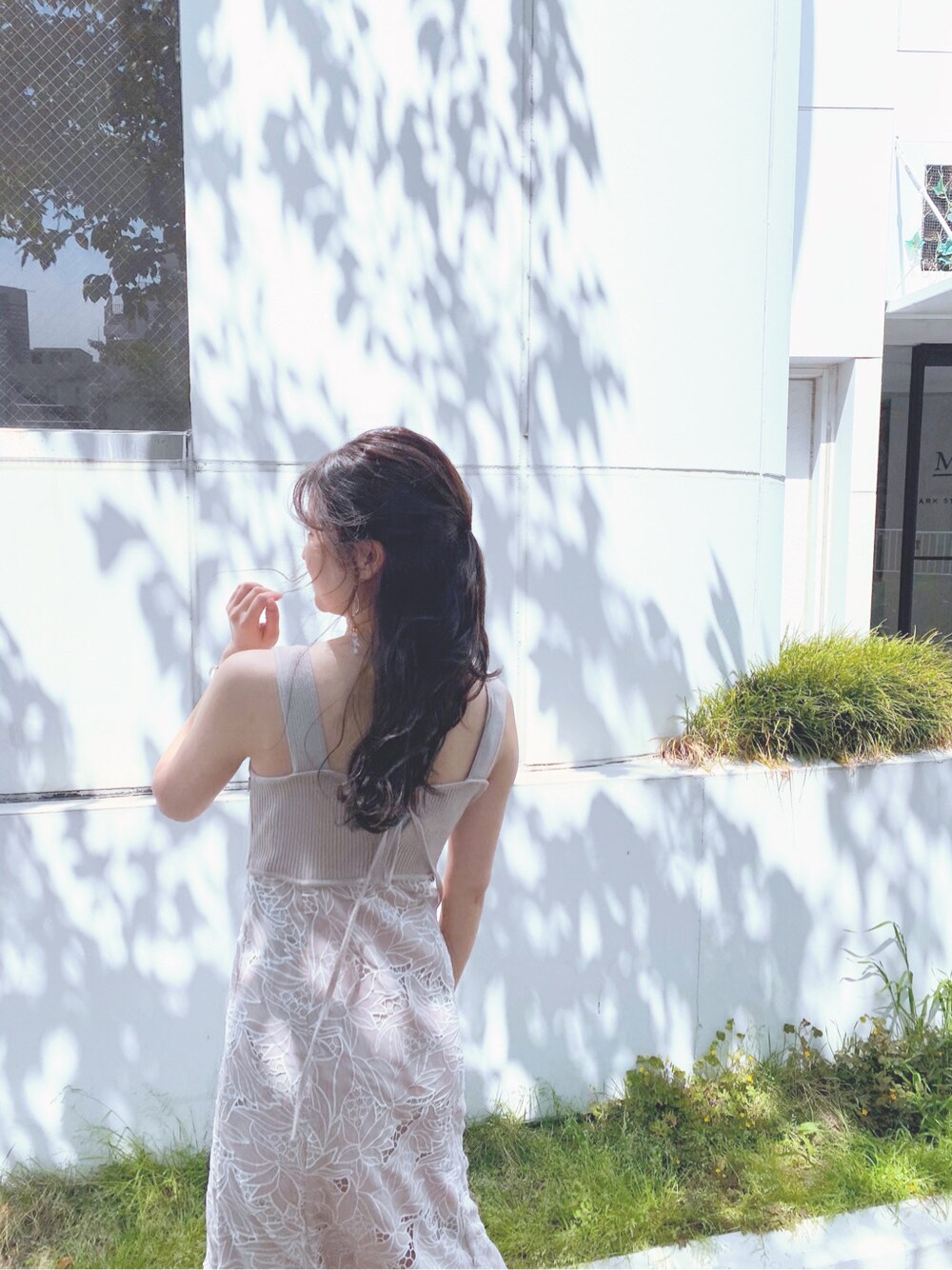 ベージュ系のワンピース、ブラウン系のサンダルを着用したレディースの夏コーディネートの5枚目の写真