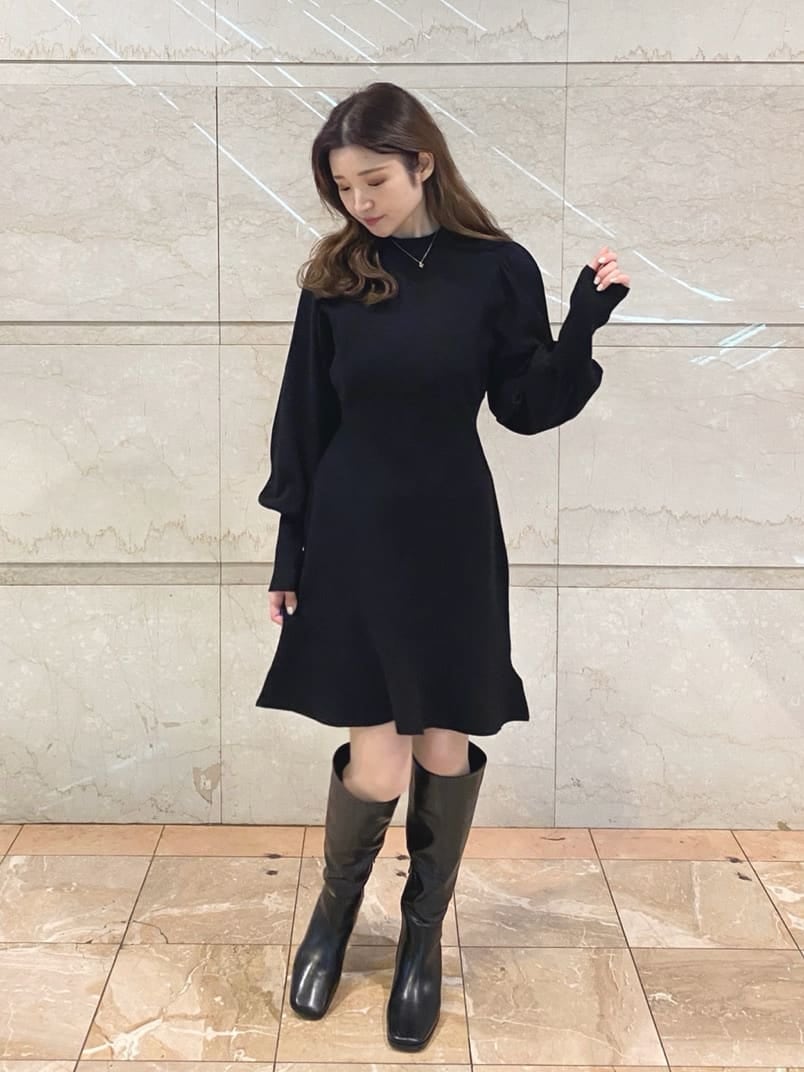 ブラック系のワンピース、ブラック系のブーツを着用したレディースの冬コーディネートの2枚目の写真