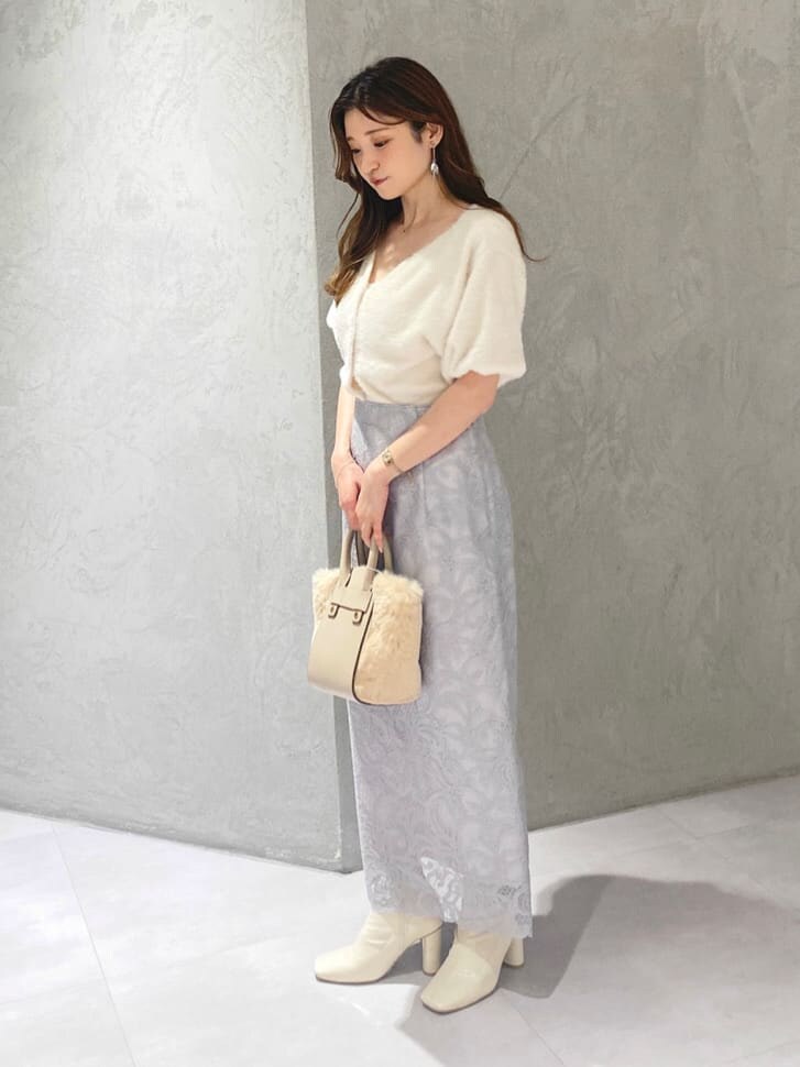 ホワイト系のカーディガン/ボレロ、ホワイト系のブーツ、グレー系のスカートを着用したレディースの夏コーディネートの5枚目の写真