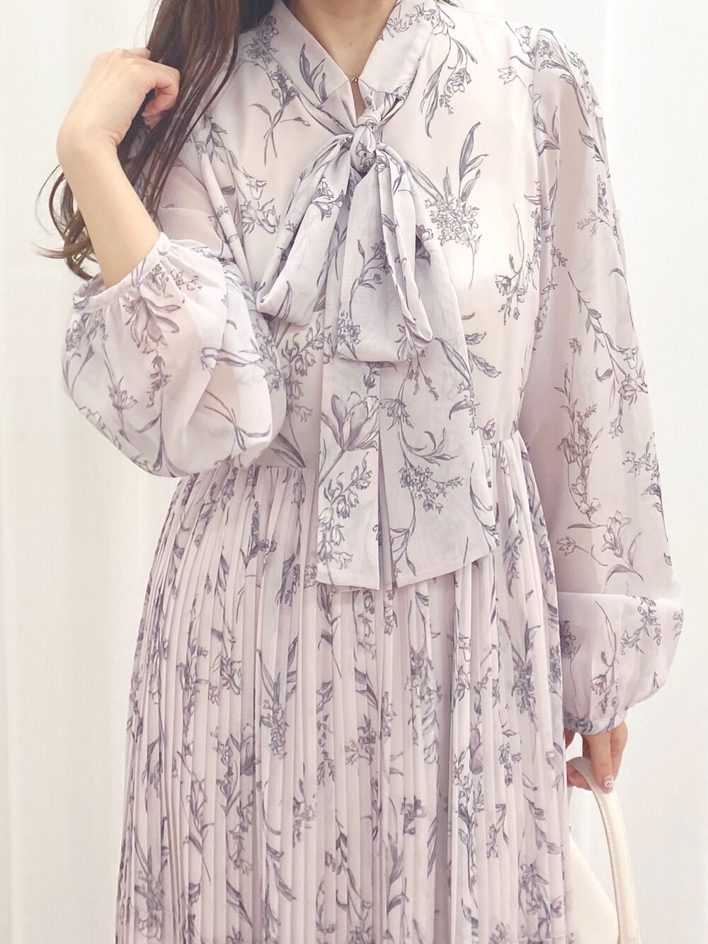 ホワイト系のハンドバッグ、ホワイト系のブーツ、ピンク系のワンピースを着用したレディースの秋コーディネートの5枚目の写真