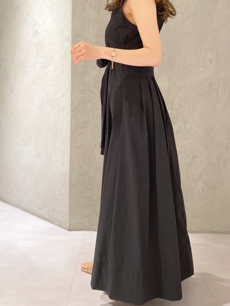 ホワイト系のカーディガン/ボレロ、ブラック系のワンピース、ベージュ系のサンダルを着用したレディースの夏コーディネートの7枚目の写真