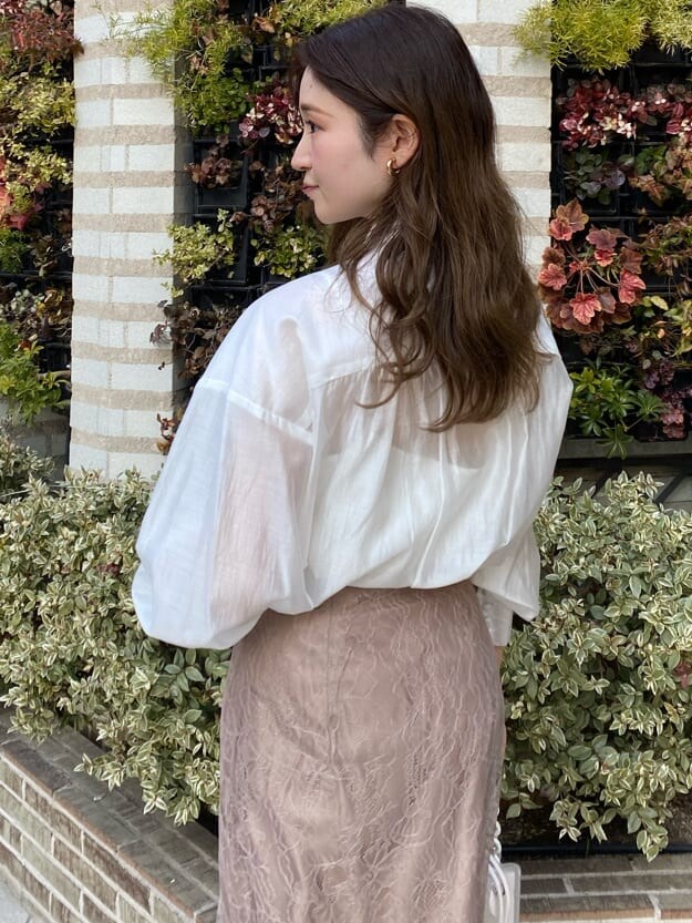 ホワイト系のシャツ/ブラウス、ブラウン系のスカートを着用したレディースの冬コーディネートの5枚目の写真