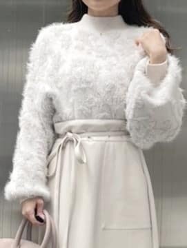 ベージュ系のハンドバッグ、ホワイト系のスカート、ホワイト系のニット/セーターを着用したレディースの秋コーディネートの5枚目の写真