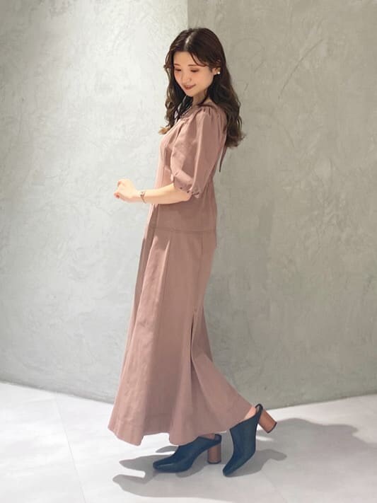 ブラック系のサンダル、ピンク系のワンピース、ブラック系のサンダルを着用したレディースの夏コーディネートの8枚目の写真