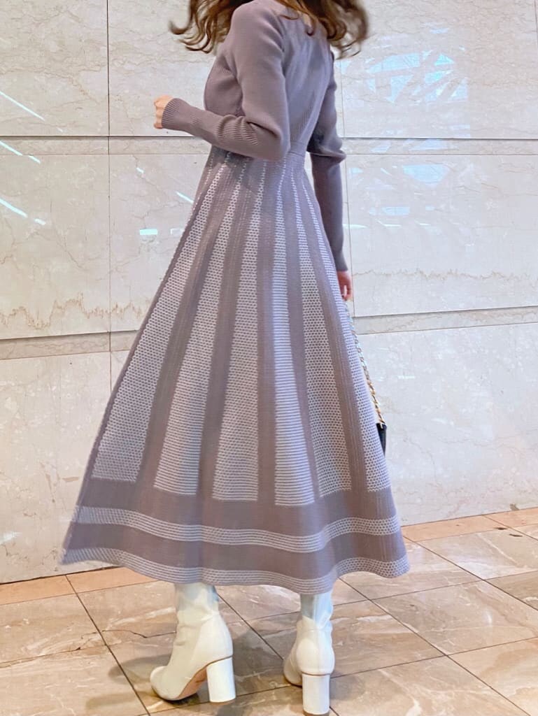 ホワイト系のその他シューズ、シルバー系のハンドバッグ、パープル系のワンピースを着用したレディースの秋コーディネートの6枚目の写真