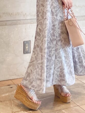 ピンク系のワンピース、その他のサンダルを着用したレディースの春コーディネートの8枚目の写真