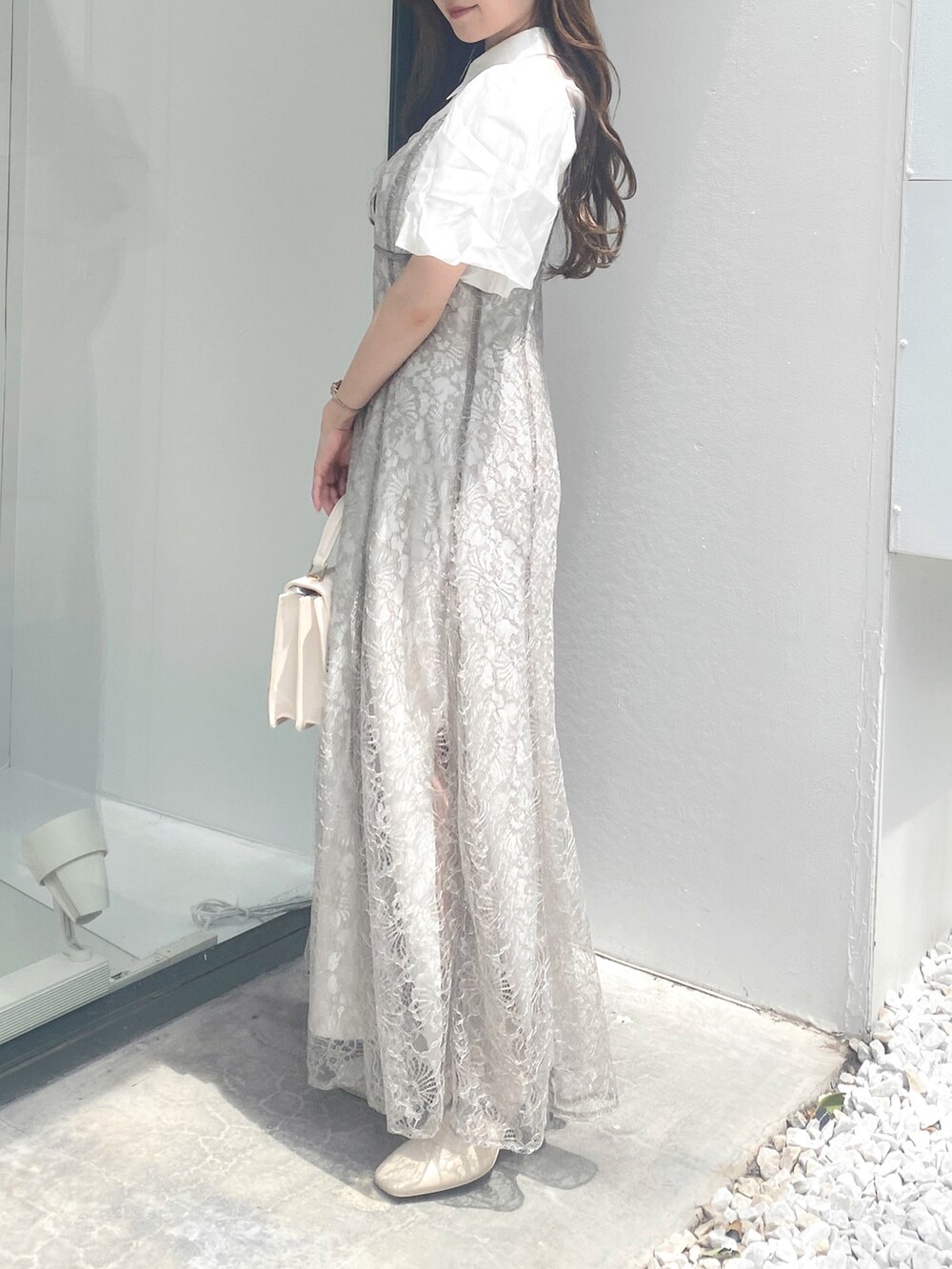 ホワイト系のブーツ、ホワイト系のショルダーバッグ、グレー系のワンピースを着用したレディースの秋コーディネートの3枚目の写真