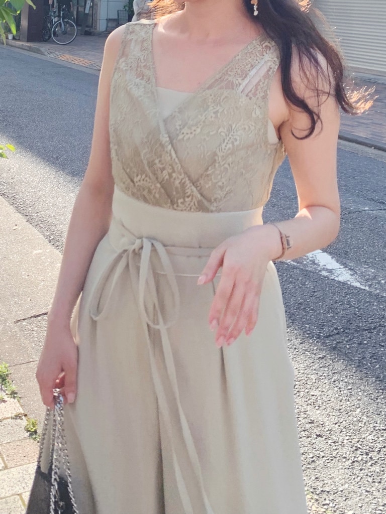 グリーン系のワンピース、ベージュ系のサンダルを着用したレディースの夏コーディネートの3枚目の写真