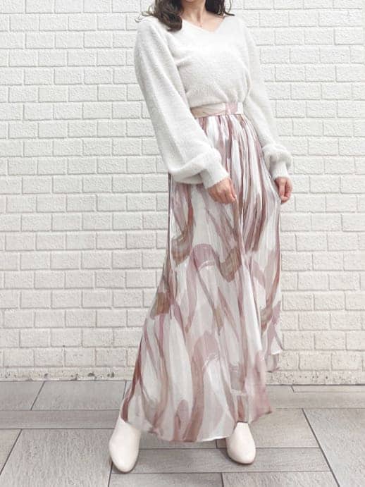 ピンク系のスカート、ホワイト系のニット/セーターを着用したレディースの秋コーディネートの3枚目の写真