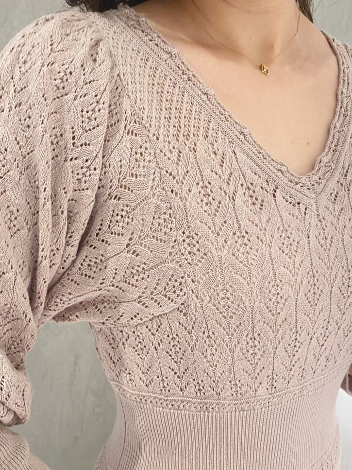 ブラウン系のその他シューズ、ピンク系のワンピースを着用したレディースの秋コーディネートの6枚目の写真