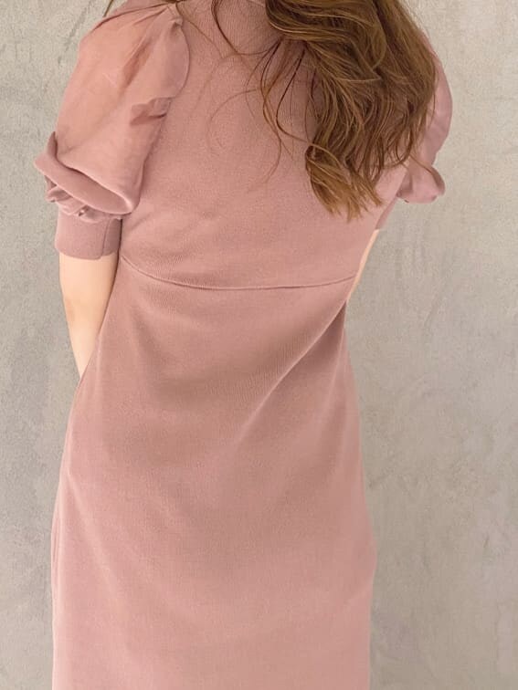 ベージュ系のサンダル、ピンク系のワンピースを着用したレディースの夏コーディネートの6枚目の写真